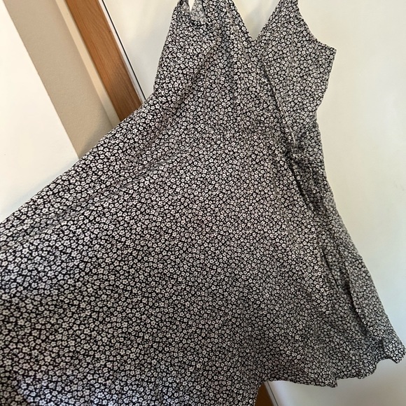 Ditzy floral print faux wrap dress size large - Picture 2 of 6